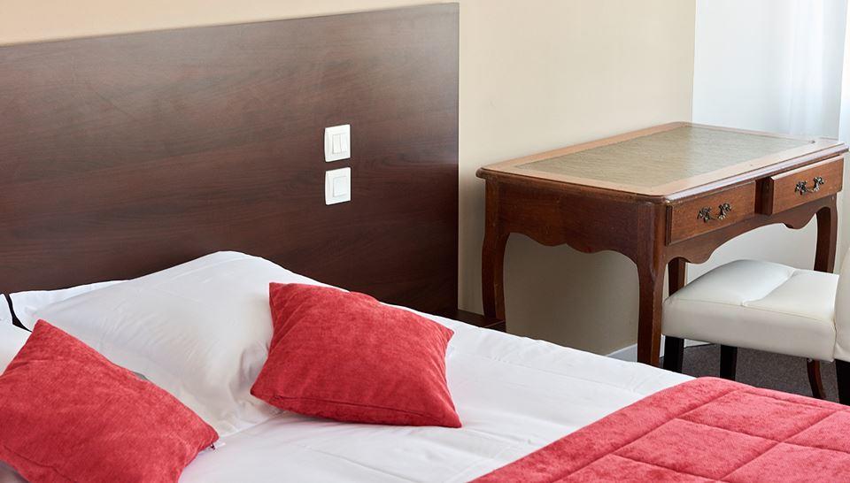Logis Hotel Le Grand Cerf Ernée Kültér fotó